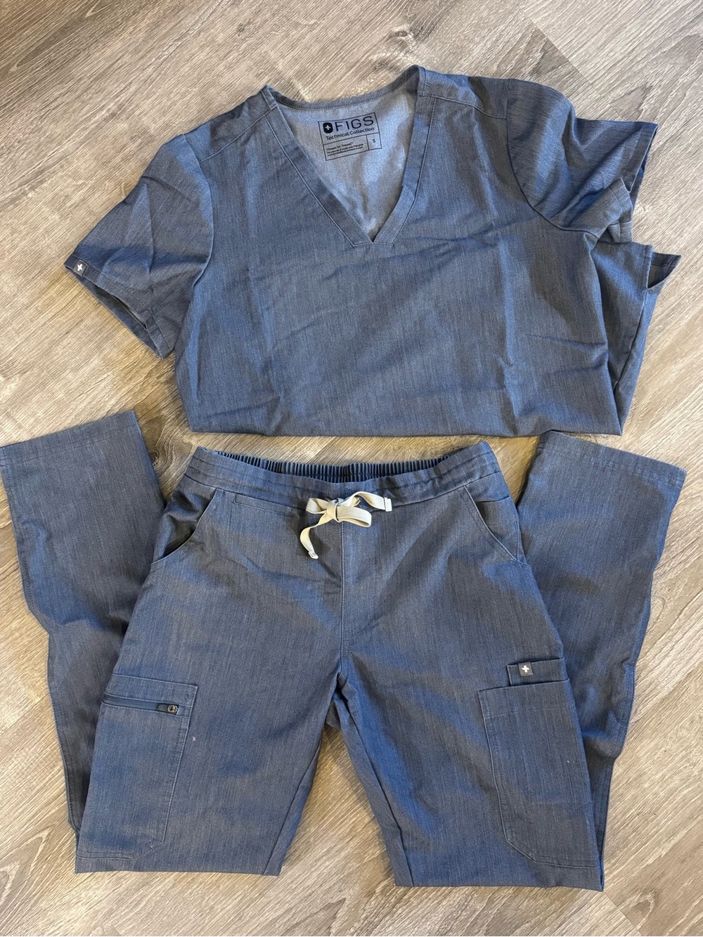XS/S FIGS Heather Denim V-Neck Scrub Set